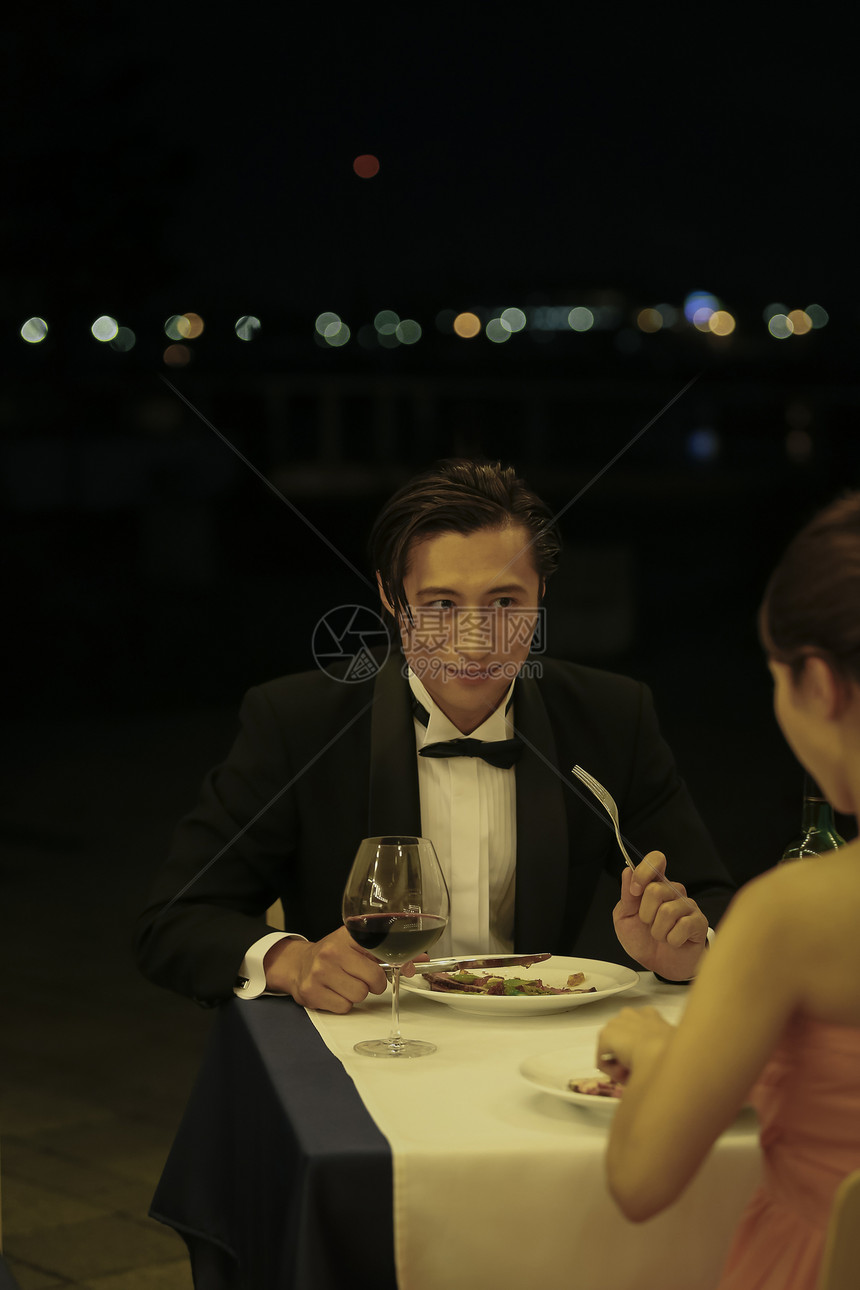  吃晚餐的男性图片
