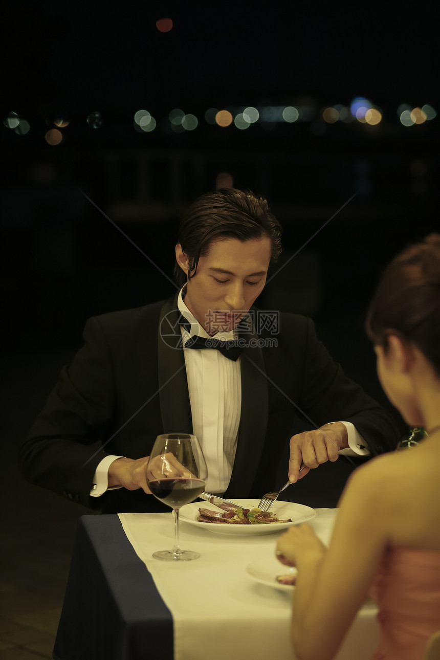  吃晚餐的商务男性图片