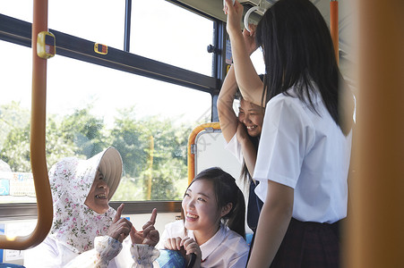  坐公交车的奶奶和学生交流图片