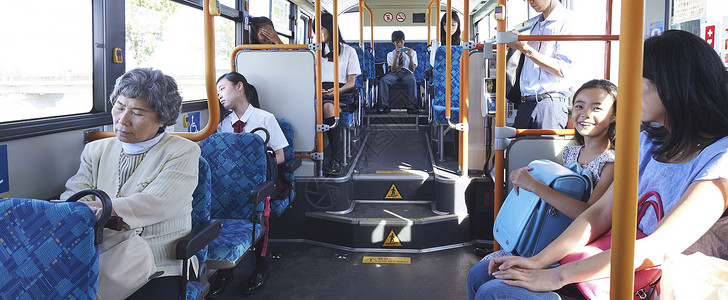 公交车内通勤的人们图片