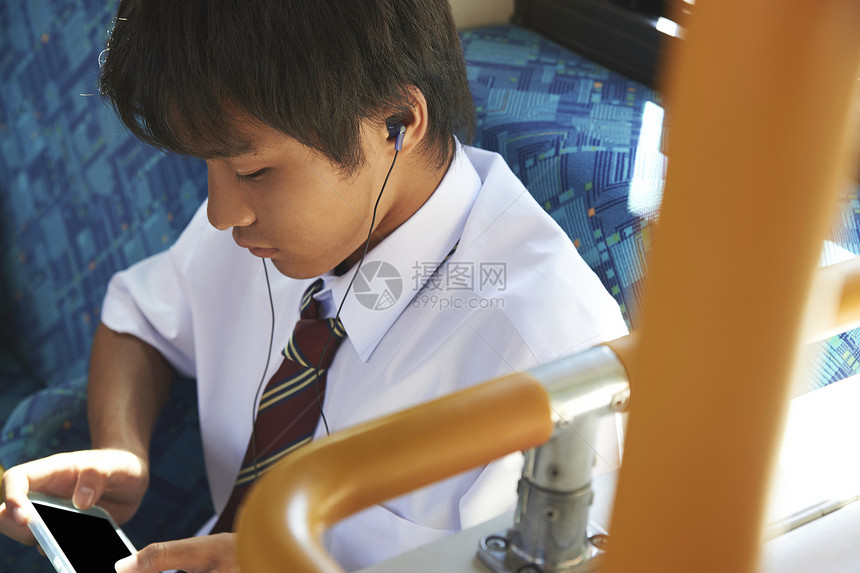 公交车上戴耳机的学校初中生图片