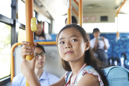 乘坐公共汽车通勤的女学生图片