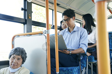 乘坐公交车的商务人士图片