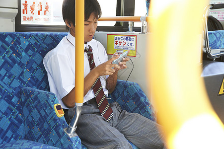 初高中公交车上玩手机的学生背景