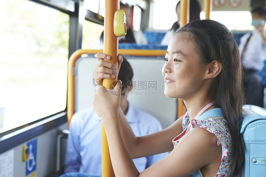 乘坐公交车的小女孩图片