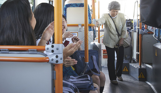 公交车上的老人和高中女生图片