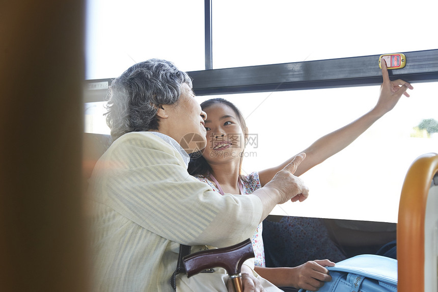 公交车内的奶奶和孙女在开心聊天图片