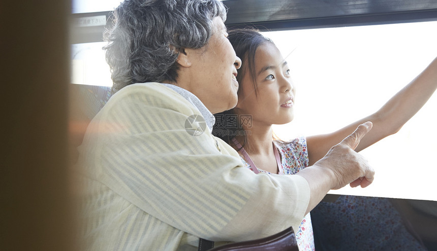 公交车内的奶奶和孙女图片
