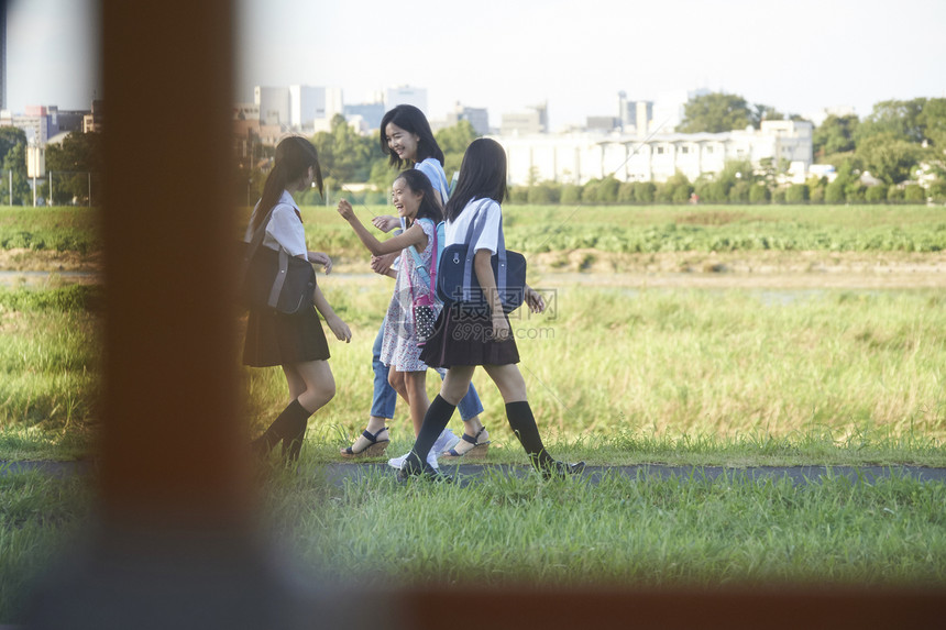 走在回家的路上的初中女生图片