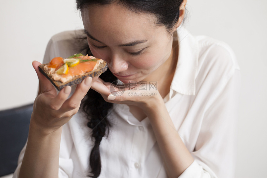 美女和朋友们一起品尝美食图片