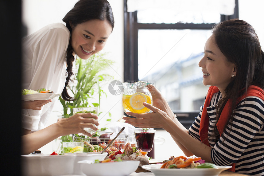 美女和朋友们一起品尝美食图片