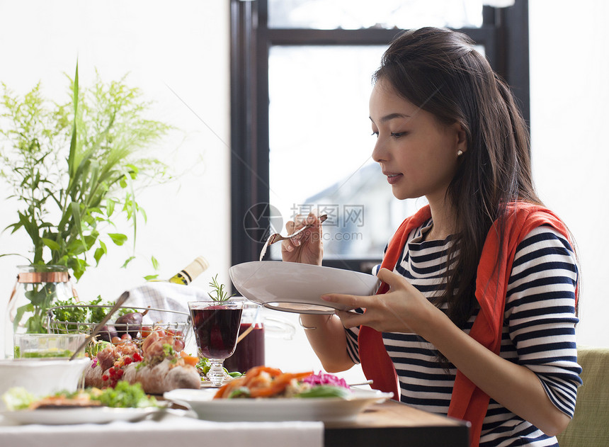 美女和朋友们一起品尝美食图片