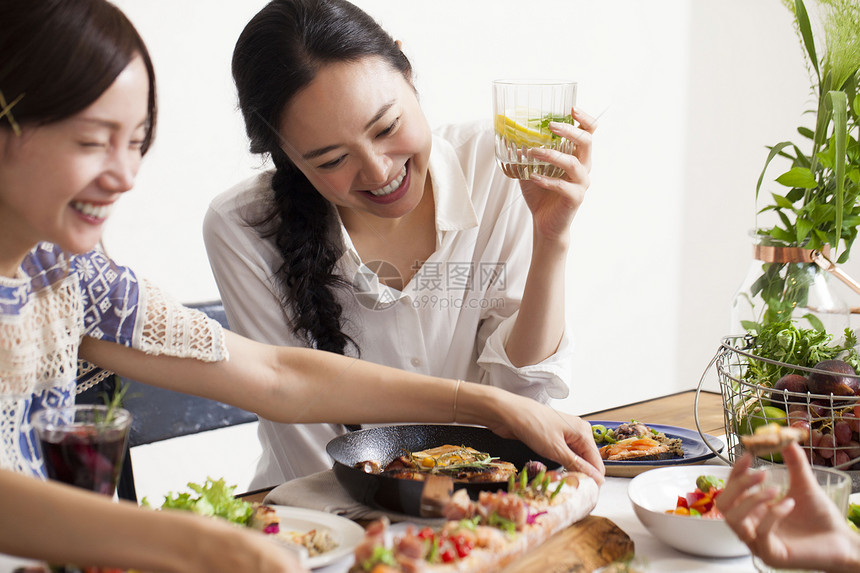 美女和朋友们一起品尝美食图片