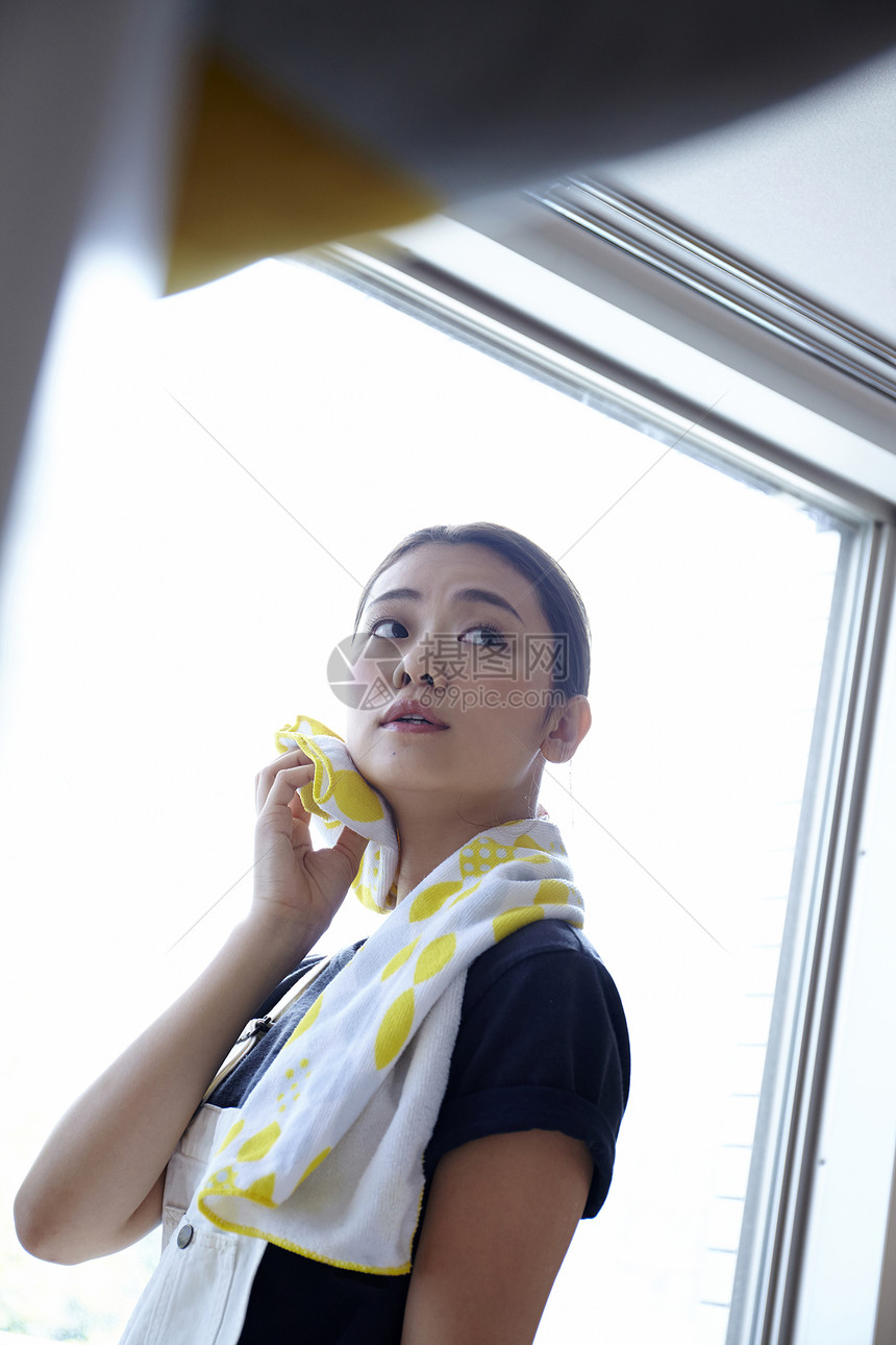 年轻女性搬家休息图片