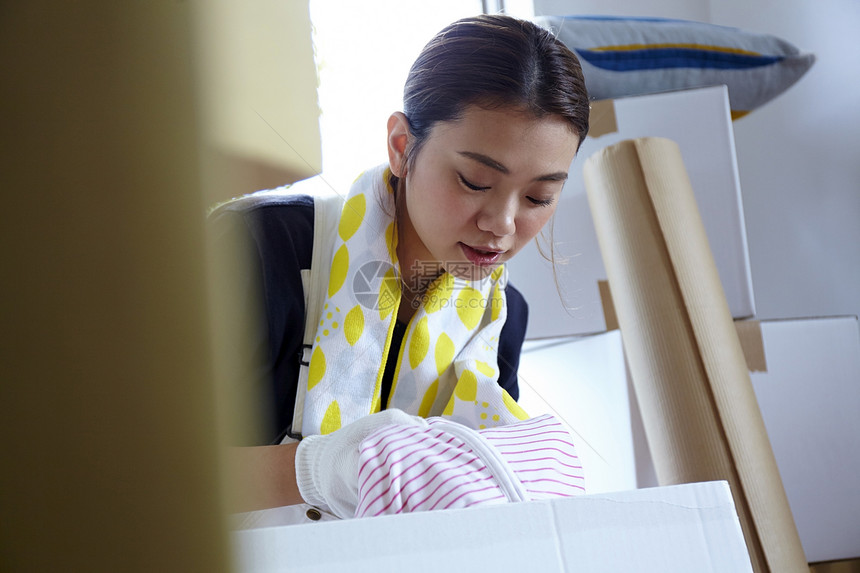 年轻女性搬家打包行李图片