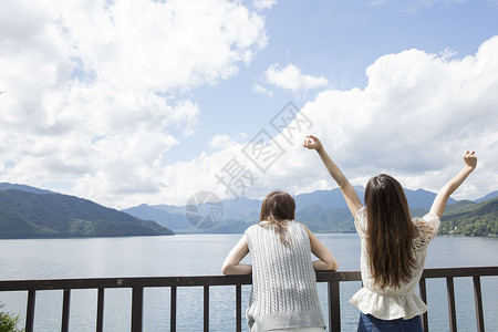 夏日出游的闺蜜在湖边看风景图片