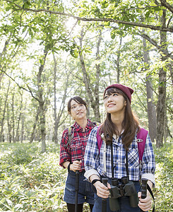  徒步旅行的女性图片