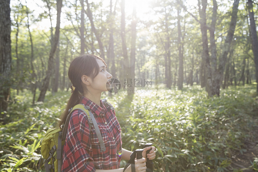 亲密朋友活力青春女人徒步旅行图片