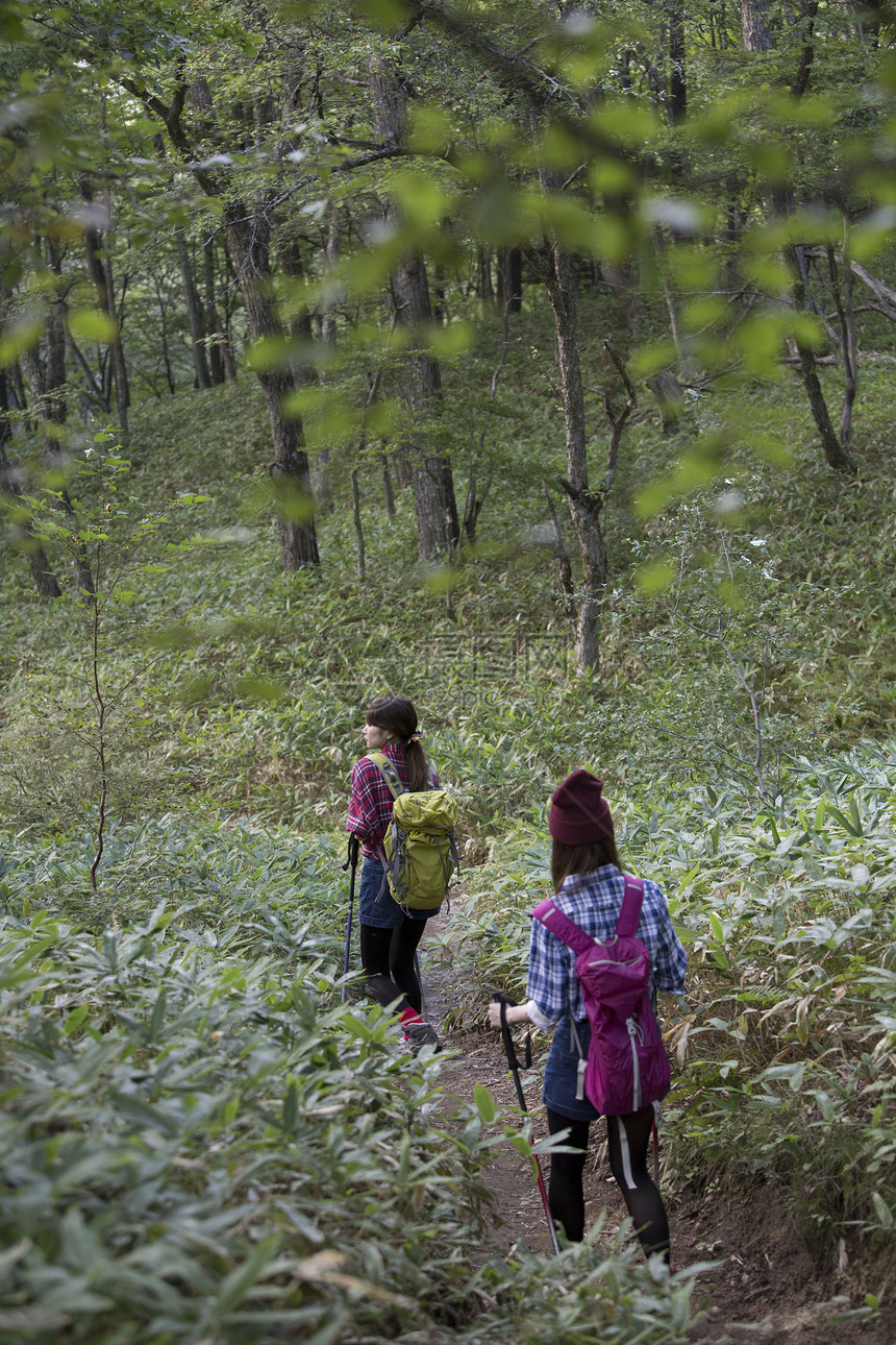 亲密朋友活力青春女人徒步旅行图片