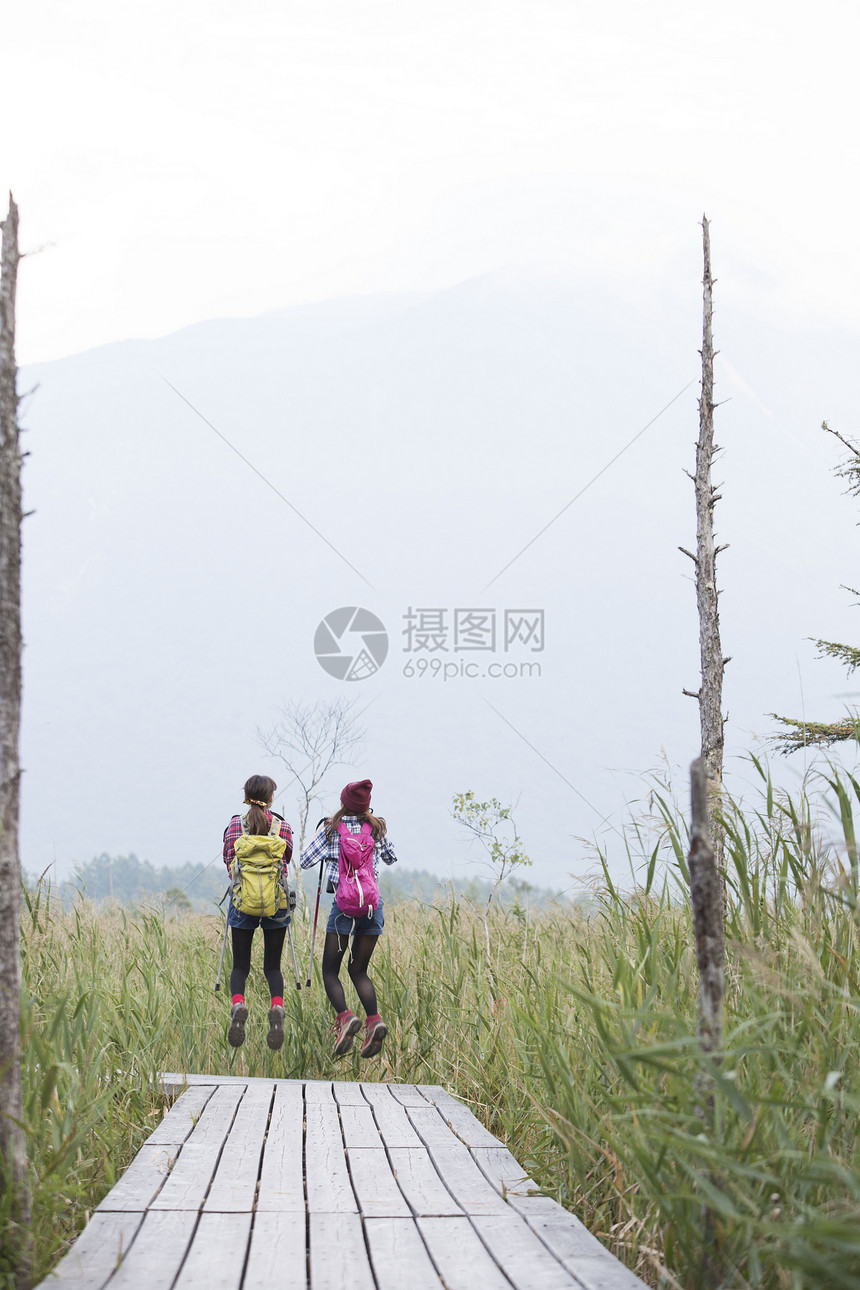 日照阳光生机勃勃女人徒步旅行图片