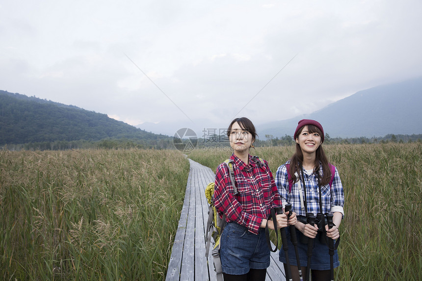 日照阳光生机勃勃女人徒步旅行图片