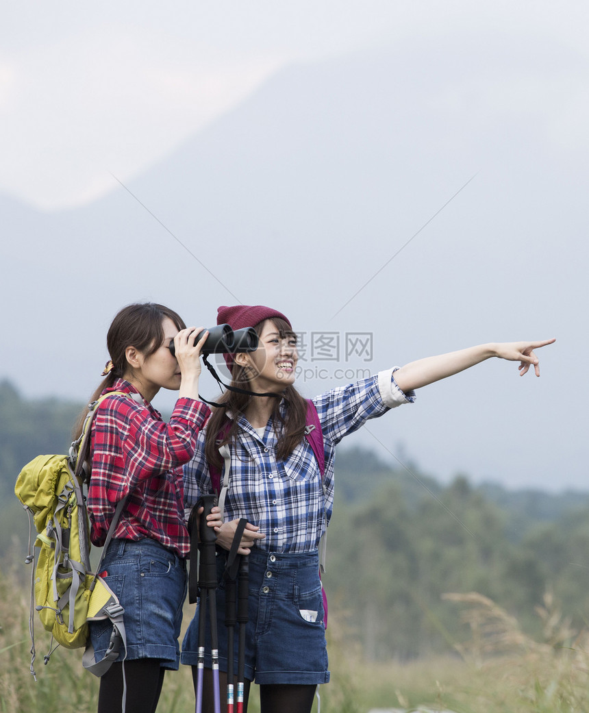 日照阳光生机勃勃女人徒步旅行图片