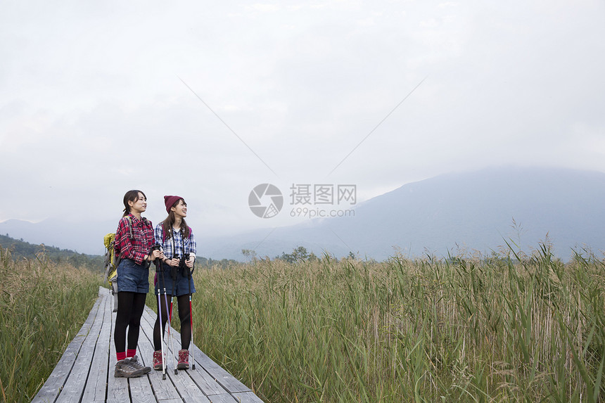 日照阳光生机勃勃女人徒步旅行图片