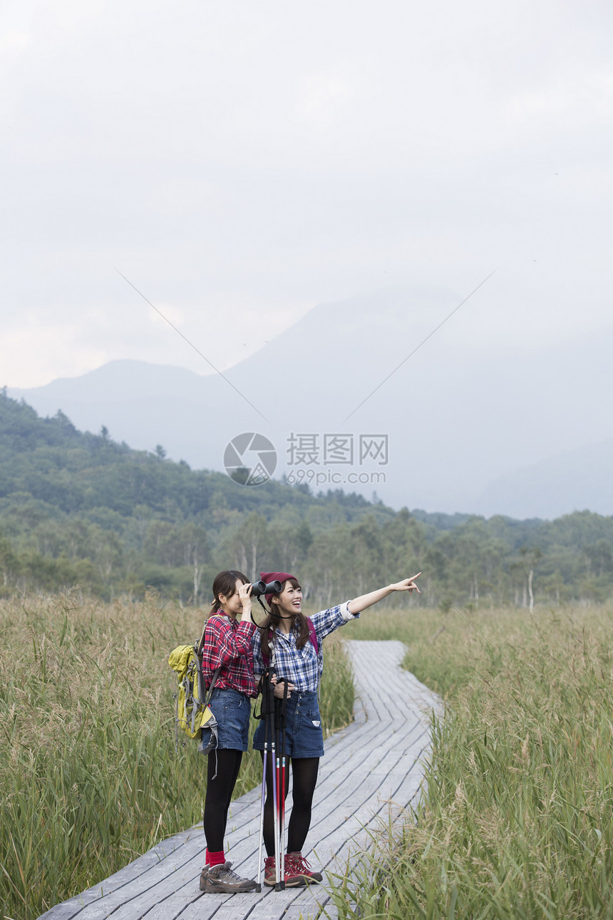 日照阳光生机勃勃女人徒步旅行图片