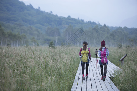 年轻远足青年女人徒步旅行图片