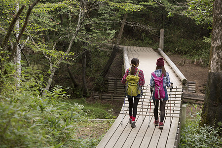 山野女孩晴朗通体肖像女人徒步旅行背景