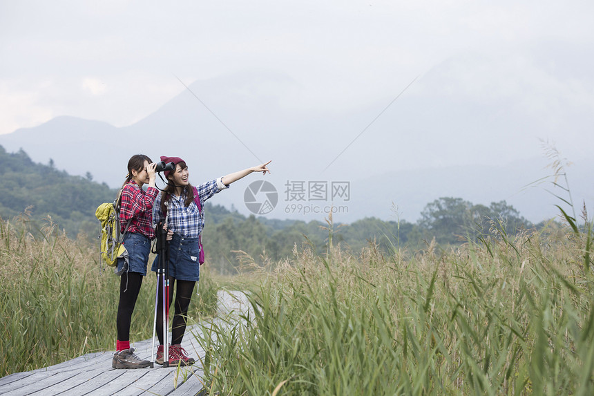 阳光中日女士女人徒步旅行图片