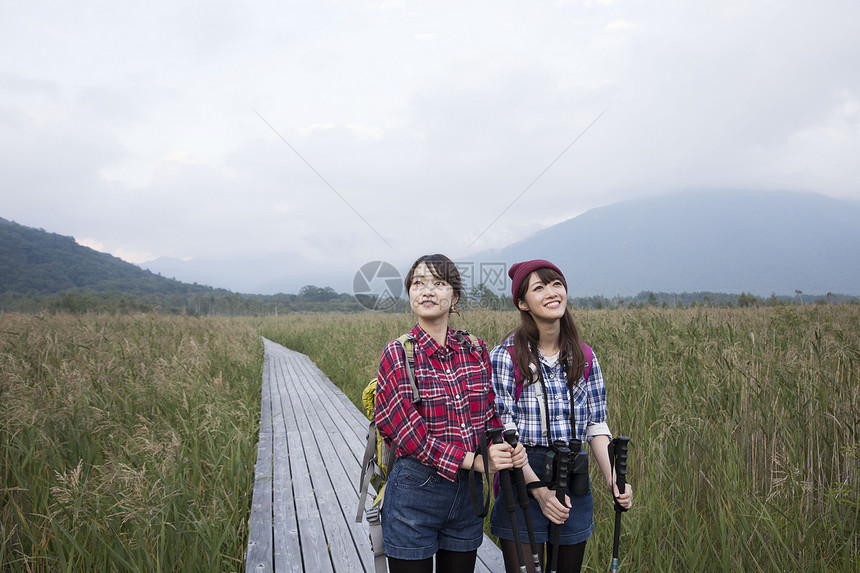 中日薄雾战场女人徒步旅行图片