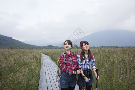 中日薄雾战场女人徒步旅行图片