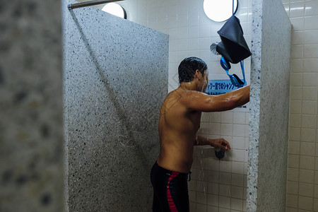  洗浴的运动员图片