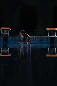 泳池边准备的游泳运动员图片