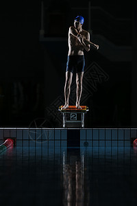 在跳板上的游泳运动员背景图片