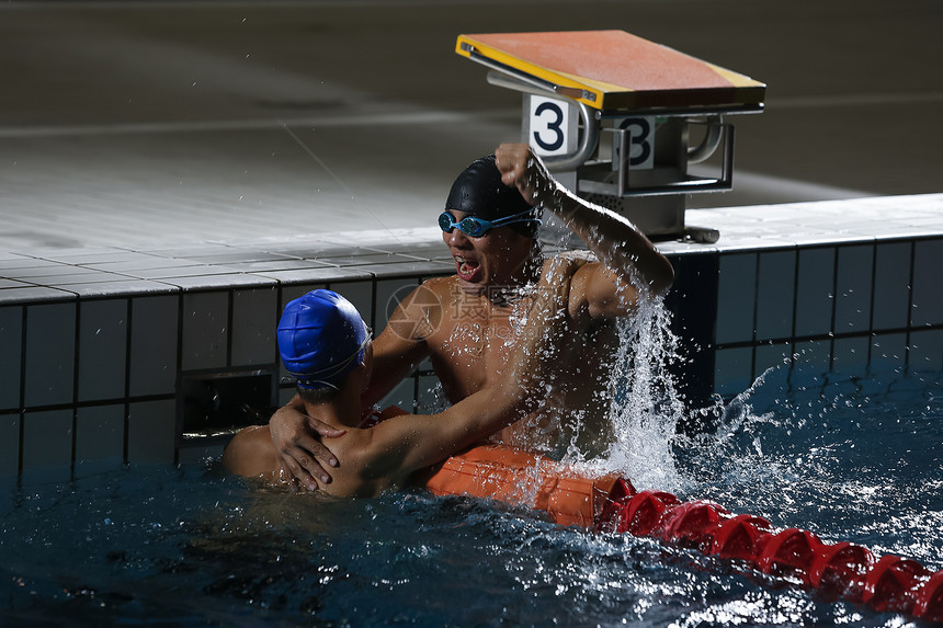 游泳运动员竞争图片