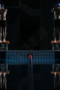  准备跳水的运动员背景图片