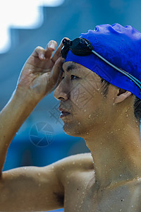  手拿护镜的游泳运动员图片