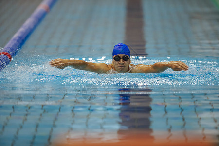 游泳的运动员高清图片