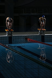  准备跳水的运动员图片