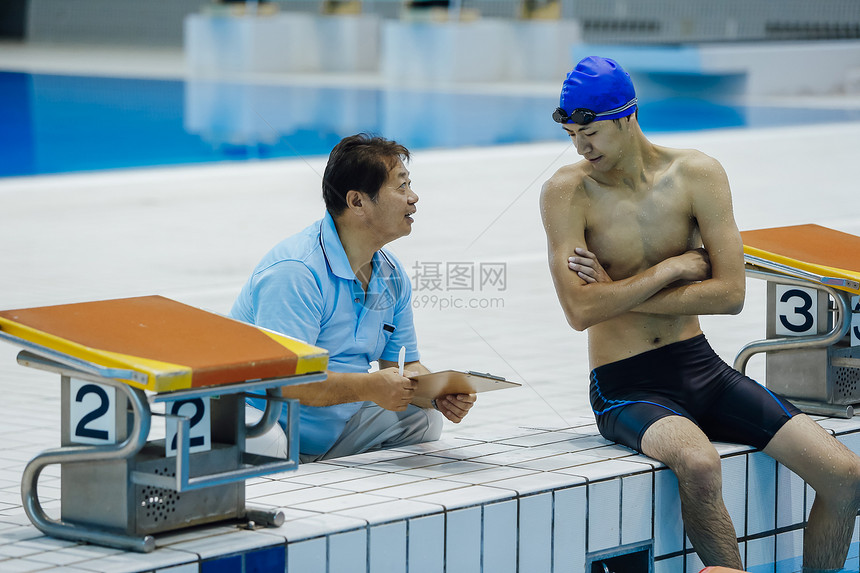 游泳教练和运动员交流图片