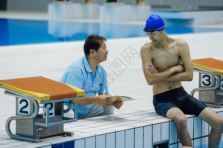 游泳教练和运动员交流图片