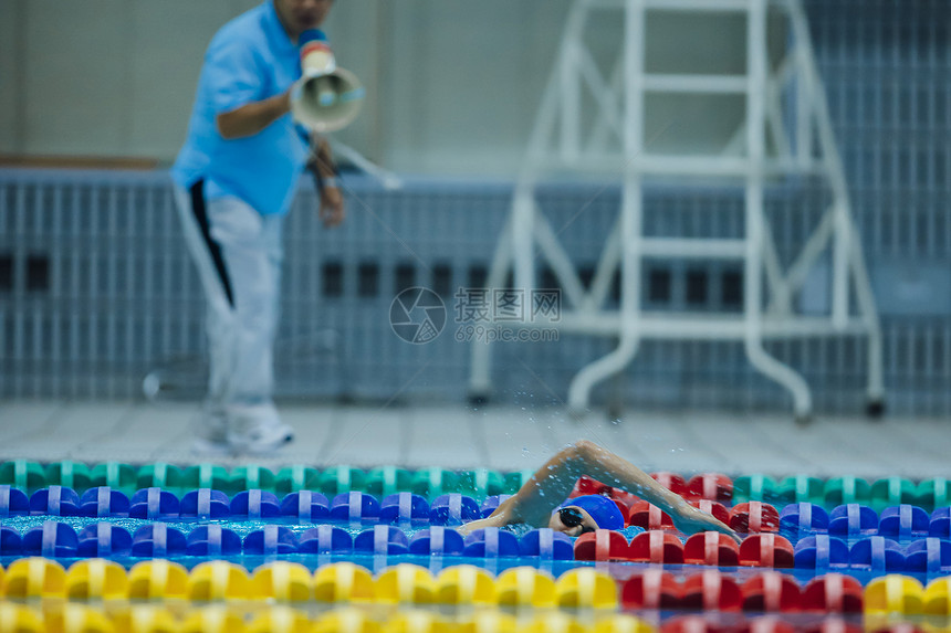 指导训练的游泳运动员和教练图片