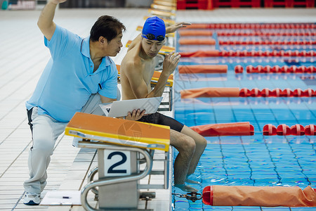 指导练习的教练和游泳运动员图片