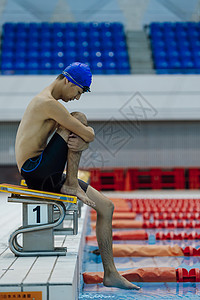 泳池边沉思的游泳运动员背景图片