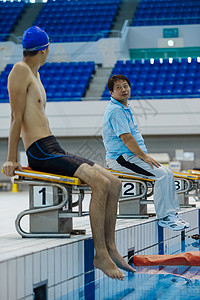 指导练习的教练和游泳运动员图片