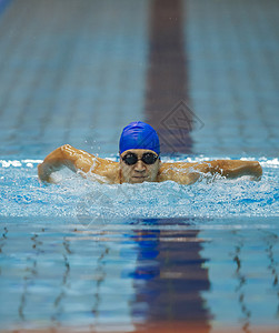 游泳练习的游泳运动员高清图片