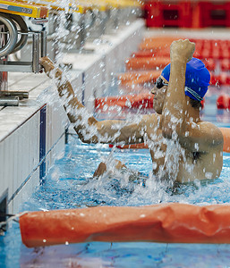 游泳练习的游泳运动员图片