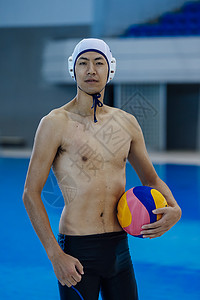 游泳池运动员拿着水球背景图片